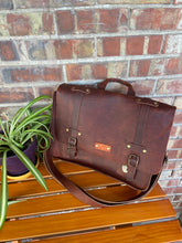 Load image into Gallery viewer, Med. Vintage Messenger Bag
